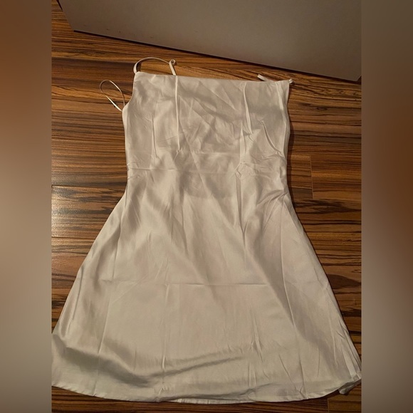 White Dress Garage​ - Picture 1 of 3
